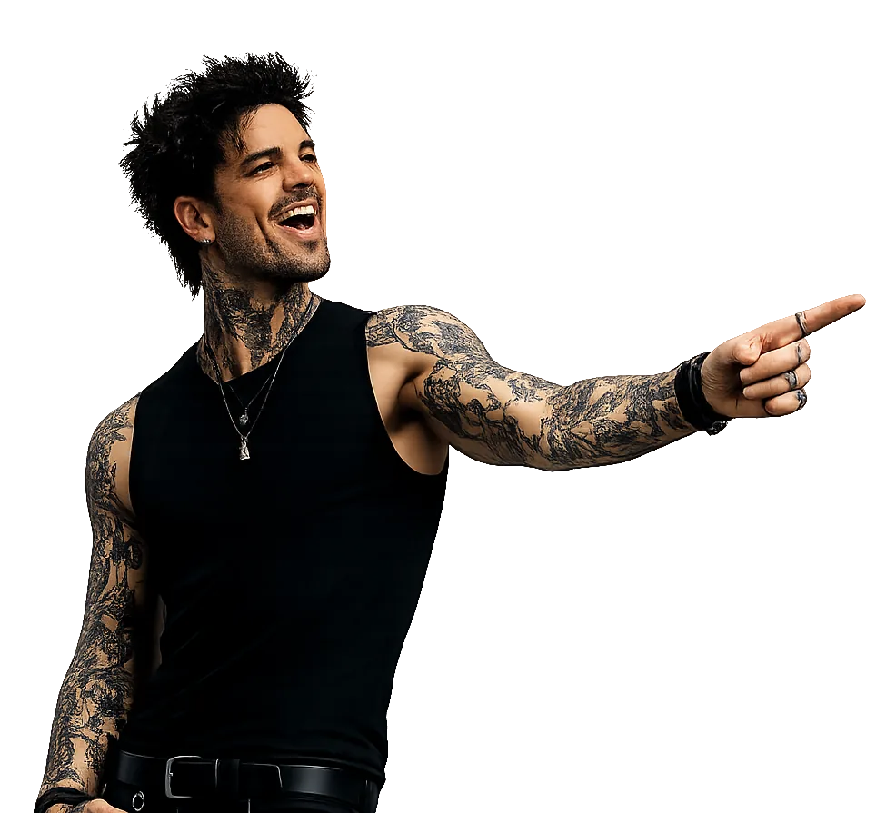 Le tatoueur de Madman Tattoo, souriant, le bras tendu
